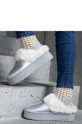 Silver platform snow boots adorned with fur